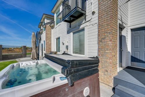 Pasco Condo w/ Columbia River Views + Hot Tub - Burbank, WA