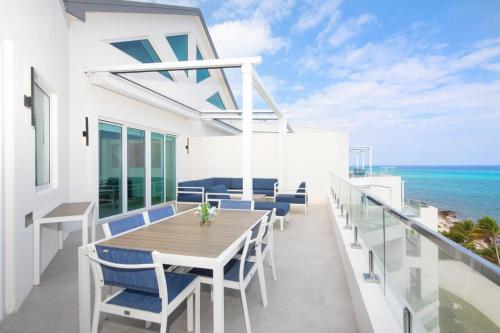 Rum Point Resort 504 Penthouse, Driftwood Village