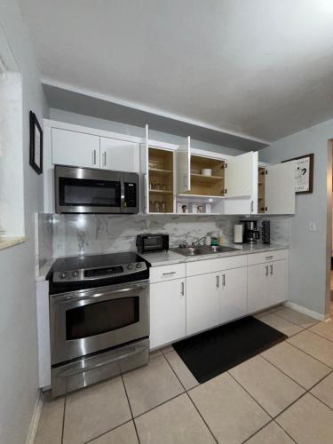 Miami Area Modern Near Sunny Isles Beach in North Miami Beach (Fl)
