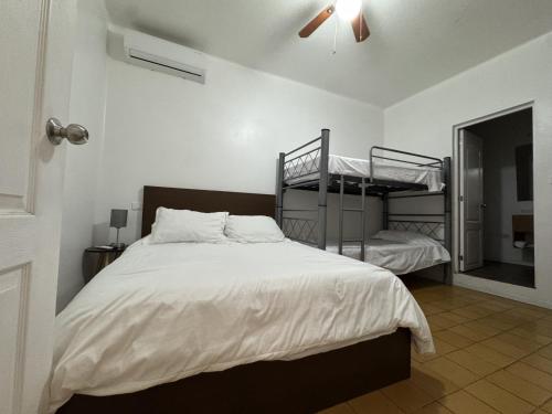 1 double bed, 1 bunk bed
