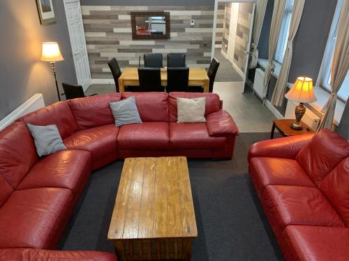 Spacious Holiday let midway between Edinburgh and Glasgow with three shower rooms