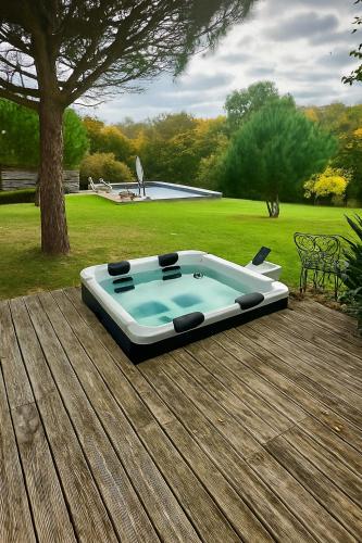 1h10 de Paris, maison de campagne avec piscine chauffée et Jacuzzi (1h10 de Paris, maison de campagne avec piscine chauffee et Jacuzzi) in Saint Denis Le Ferment