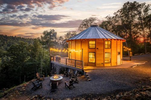 Skyline Yurt: Hot Tub~Wood Stove~WiFi~EVcharger in Front Royal, USA