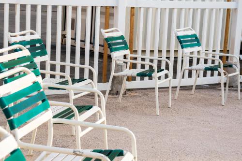 Island Inn - image 4