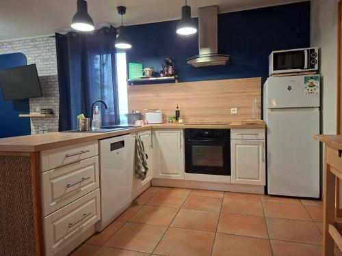 Gîte familial 10 pers jardin et piscine (Gite familial 10 pers jardin et piscine) in Saint-Amour