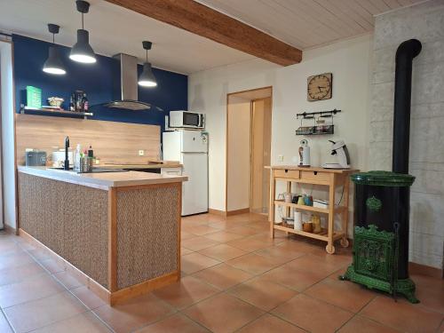 Gîte familial 10 pers jardin et piscine (Gite familial 10 pers jardin et piscine) in Saint-Amour