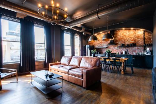 Hollyhock Suite 502