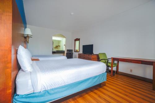 Island Inn - image 14