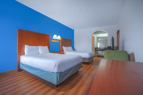 Island Inn - image 10