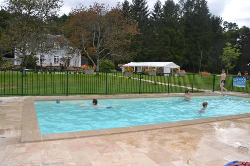 Басейн, Hotel les Grands Chenes in Сан-Фарго