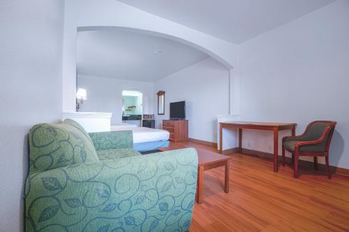 Island Inn - image 5