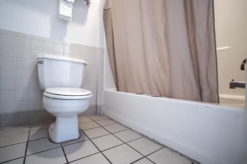 Island Inn - image 8