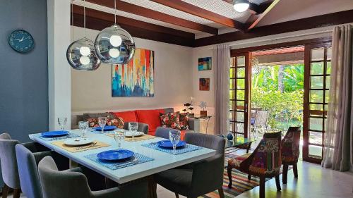 Skupni salon/TV območje, Casa moderna com piscina e quadra de tênis (Casa moderna com piscina e quadra de tenis) in Vila Luiza