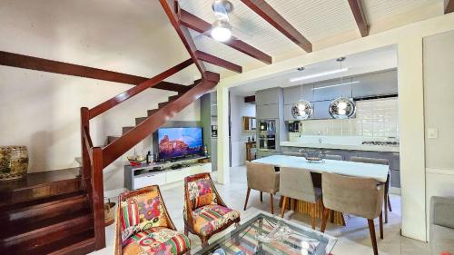 Skupni salon/TV območje, Casa moderna com piscina e quadra de tênis (Casa moderna com piscina e quadra de tenis) in Vila Luiza
