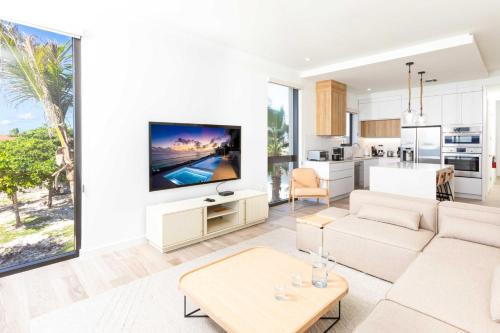 SeaDreams 4 - Luxury Condo with Shared Pool, Hot Tub, Rooftop Lounge, West Bay (Foto 8)