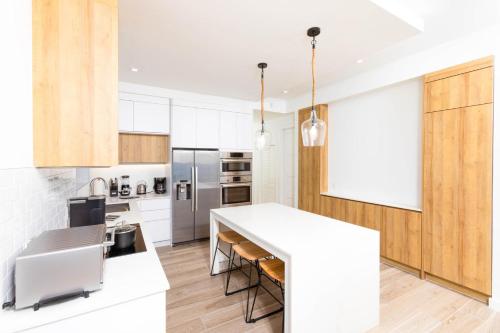 SeaDreams 4 - Luxury Condo with Shared Pool, Hot Tub, Rooftop Lounge, West Bay (Foto 9)