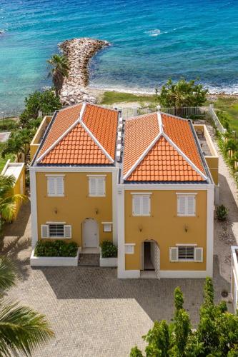 Oceanfront Colonial Villa with Pool, Willemstad