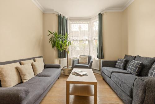 New! Modern 5BR House by Lloyd Park in Walthamstow gîte à louer St James Street Railway Station