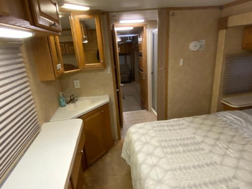 Platte-Camper in Woods w/FirePit & Hot Tub Access in Benzonia, USA