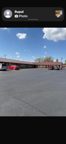 Deluxe Inn - image 6