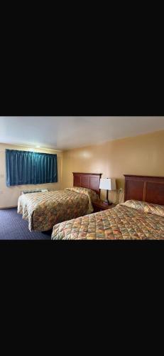 Deluxe Inn - image 7