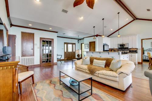 Private Beach and Views! Stilted Ocean Springs Home in โอเชียน สปริงส์ (MS)