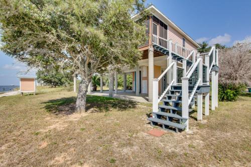 Private Beach and Views! Stilted Ocean Springs Home in โอเชียน สปริงส์ (MS)