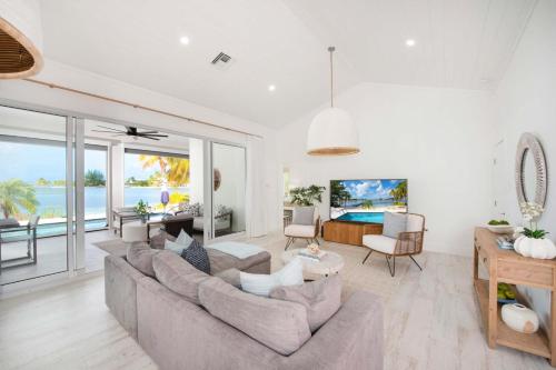 Fantasea - Upgraded Beach House with Pool, Modern Interiors & Dock on Bio Bay, Driftwood Village (фото 6)