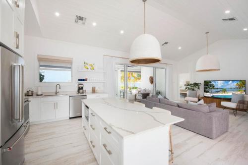 Fantasea - Upgraded Beach House with Pool, Modern Interiors & Dock on Bio Bay, Driftwood Village (фото 7)