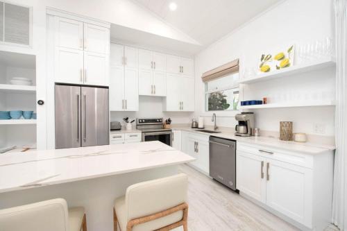 Fantasea - Upgraded Beach House with Pool, Modern Interiors & Dock on Bio Bay, Driftwood Village (фото 8)