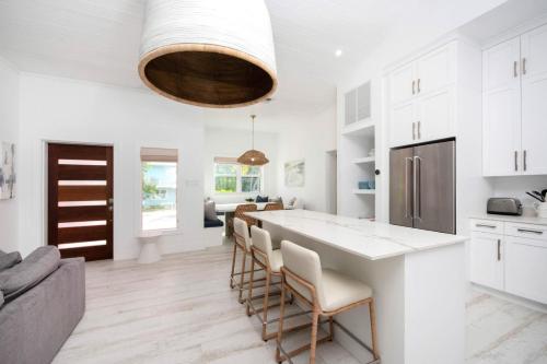 Fantasea - Upgraded Beach House with Pool, Modern Interiors & Dock on Bio Bay, Driftwood Village (фото 9)