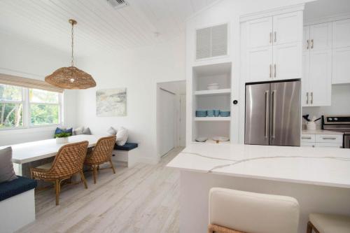 Fantasea - Upgraded Beach House with Pool, Modern Interiors & Dock on Bio Bay, Driftwood Village (фото 10)