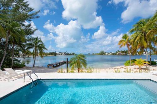 Fantasea - Upgraded Beach House with Pool, Modern Interiors & Dock on Bio Bay, Driftwood Village (фото 3)