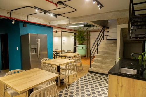 Económicas habitaciones amobladas en Medellín con oficinas, puesto de trabajo, cocina, baño y lavandería comunes Be Together by Roots Rentals TOG401y402