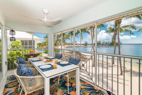 Kailua - Modern Waterfront Condo with Shared Pool and Hot Tub, Short Walk to the Kaibo