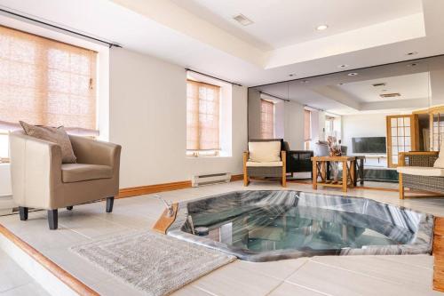 Waterfront Mansion with Mont-Saint-Hilaire Views, Near Montreal in 貝萊爾 (QC)