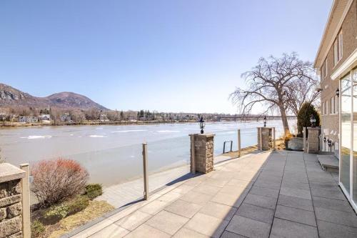 Waterfront Mansion with Mont-Saint-Hilaire Views, Near Montreal in 貝萊爾 (QC)