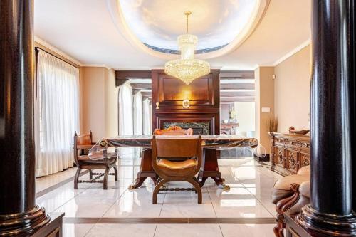 Waterfront Mansion with Mont-Saint-Hilaire Views, Near Montreal in 貝萊爾 (QC)