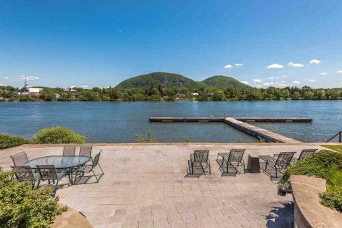 Waterfront Mansion with Mont-Saint-Hilaire Views, Near Montreal in 貝萊爾 (QC)