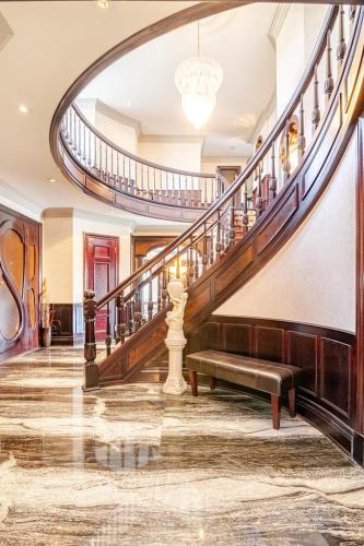 Waterfront Mansion with Mont-Saint-Hilaire Views, Near Montreal in 貝萊爾 (QC)