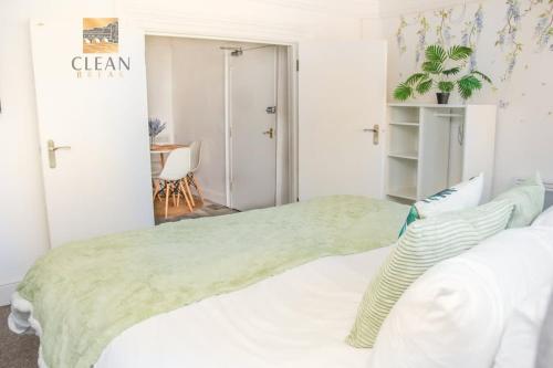 1 Bed Beauty With Parking By Clean Break in Bathampton