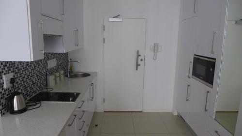 ITowers Luxury Apartment 2 - image 4