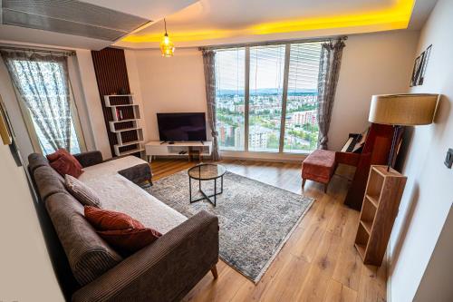 19th Floor Piano Fitness and Spa Remote Work Apartment