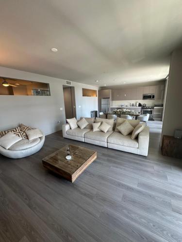 Luxury 2BR Apt with balcony!