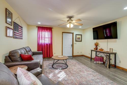 . 1 Mi to Main St! Family Farmhouse in West Unity