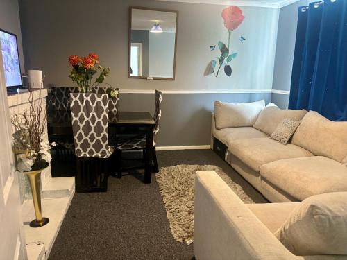 2 Bed House-Sleeps 4-Free Parking gîte à louer Wallbrook Primary