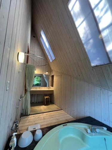 Cabin F Lake Saiko 1 min Mt Fuji Lakeview Villa Sleeps 10 BBQ Jacuzzi in Saiko Lake