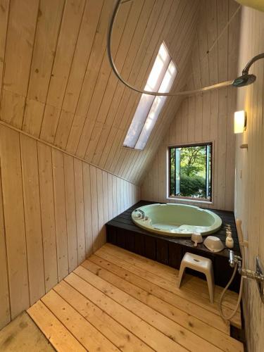 Cabin F Lake Saiko 1 min Mt Fuji Lakeview Villa Sleeps 10 BBQ Jacuzzi in Saiko Lake
