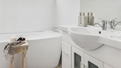 Pandanus - Spacious Waterfront Escape with Private Pontoon & Pool - Holiday Yamba - image 3