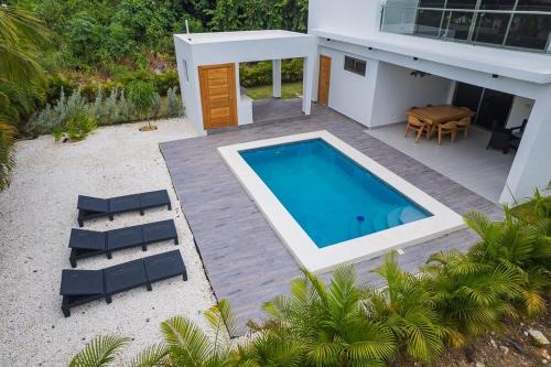 New villa with 4 bedrooms and 5 beds in La Caña